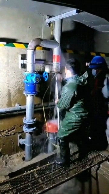 厂里的水管突然漏水了,大哥修理的手忙脚乱,咋不关阀门